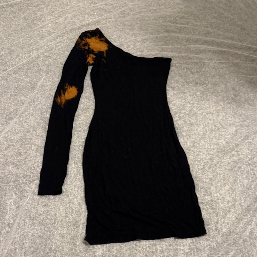 PrettyLittleThing Black and Orange One-Shoulder Dress